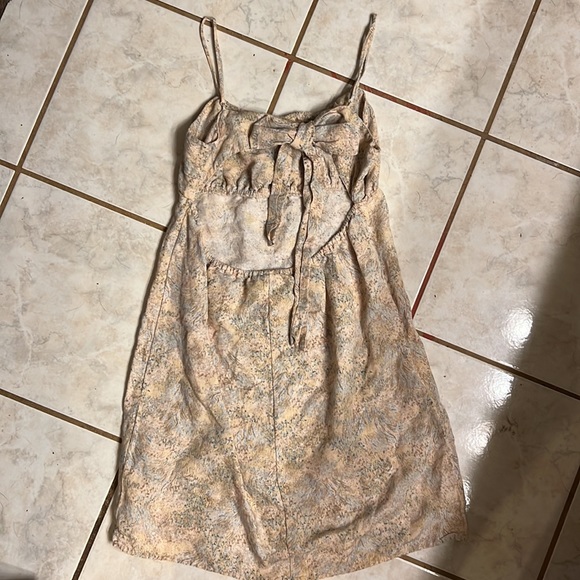 H&M medium dress. Ties a bow in back. - Picture 5 of 9